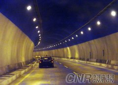 以车队一下延缓了前进的速度